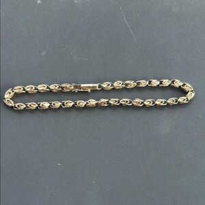 Elegant Gold Chain Bracelet